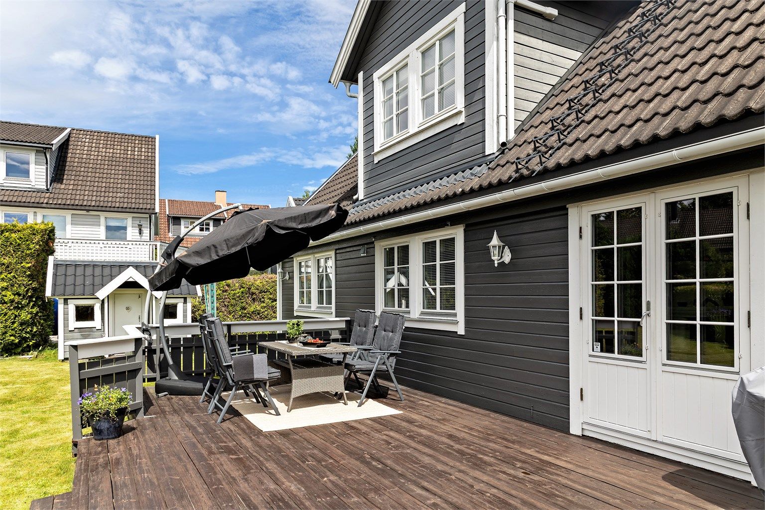 Fra stuen er det direkte utgang til en terrasse på 75 m² med gode solforhold.