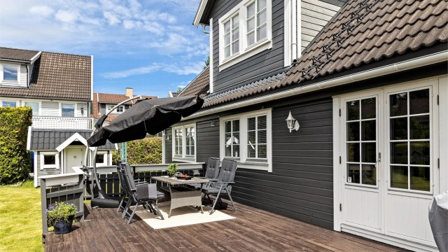 Fra stuen er det direkte utgang til en terrasse på 75 m² med gode solforhold.