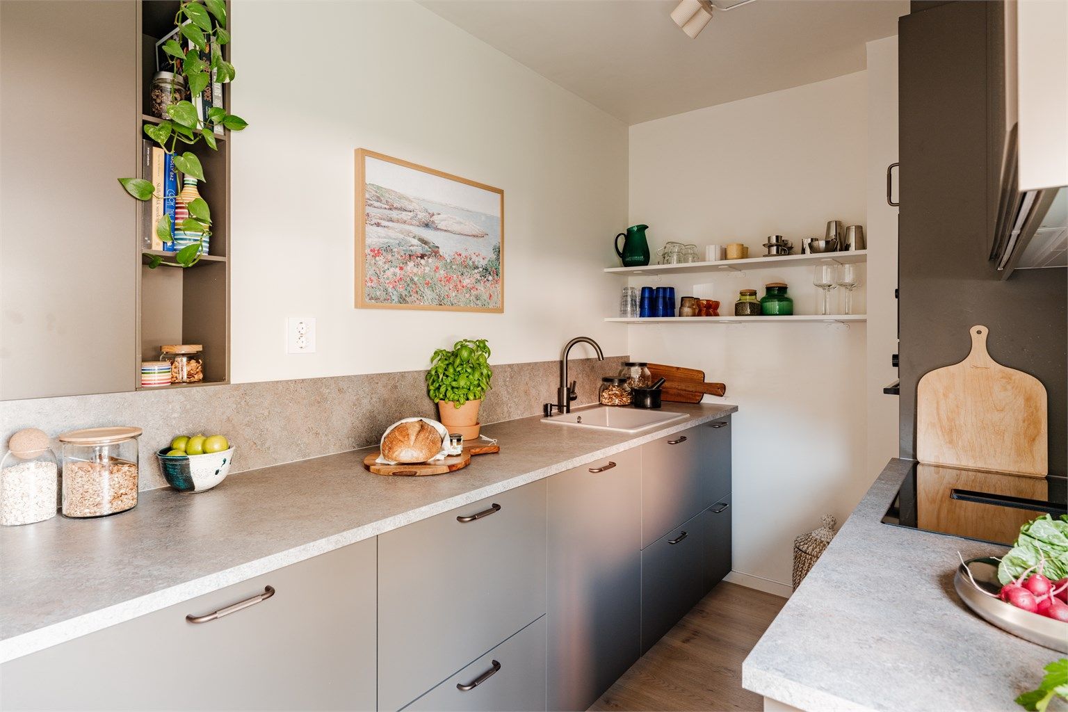 Lekkert Ikea-kjøkken i delvis åpen løsning med stuen