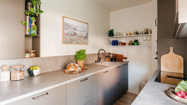 Lekkert Ikea-kjøkken i delvis åpen løsning med stuen