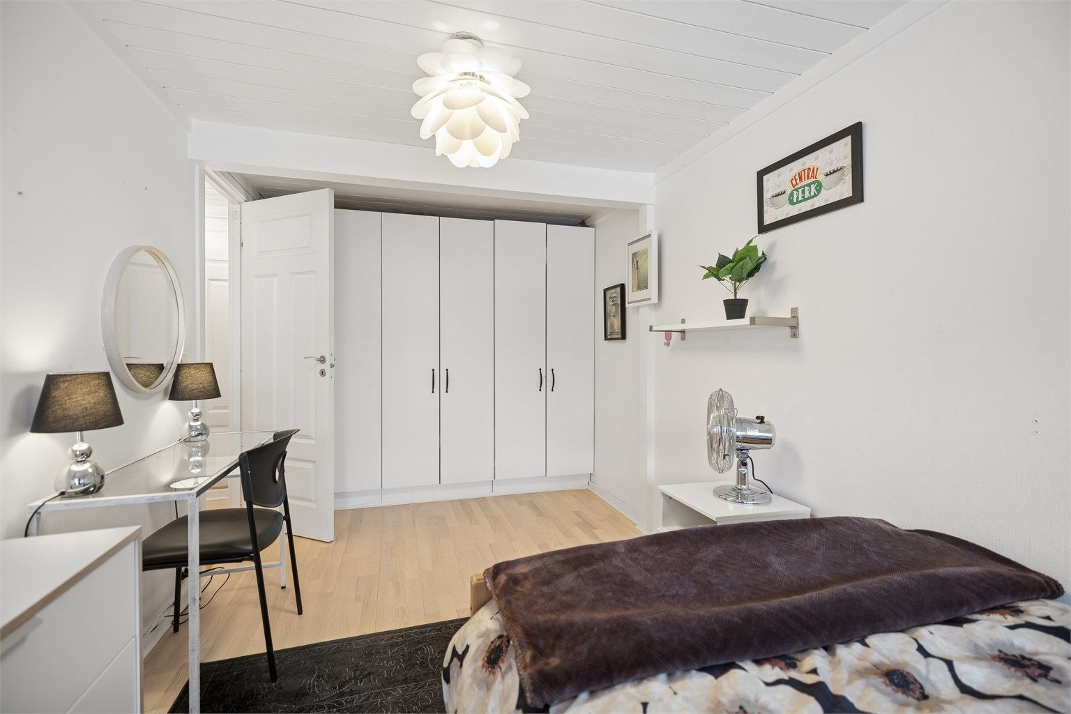 På dette soverommet er det godt med garderobeskap for oppbevaring.