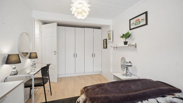 På dette soverommet er det godt med garderobeskap for oppbevaring.