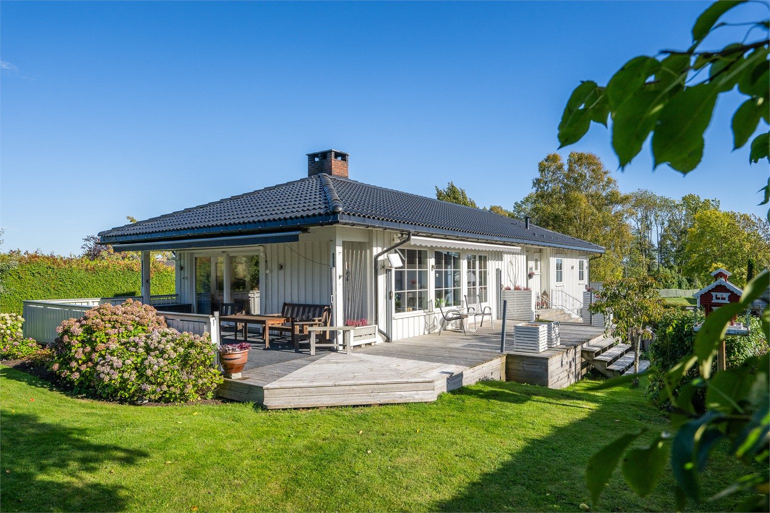 Flat og solrik tomt på ca. 1,1 mål med gode uteområder og hele 79 kvm terrasse- og balkongareal. 