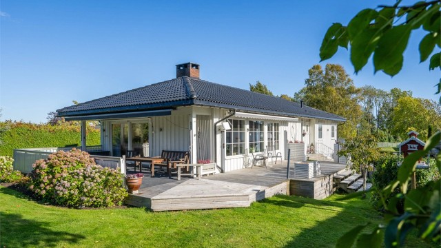 Flat og solrik tomt på ca. 1,1 mål med gode uteområder og hele 79 kvm terrasse- og balkongareal.