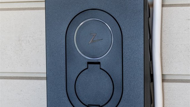Det er installert elbillader på parkeringsplassen.