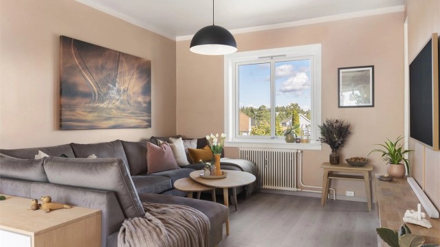 Gjennomgående 3-roms andelsleilighet med nylig oppgraderte overflater.