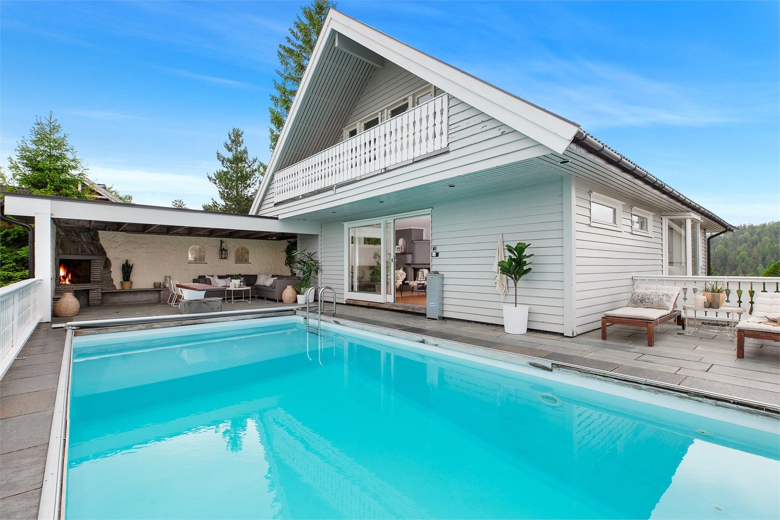 Superkoselig uteplass for late sommerdager med eget basseng. Overbygget "gapahuk" med utepeis hvor det er plass til sofagruppe.