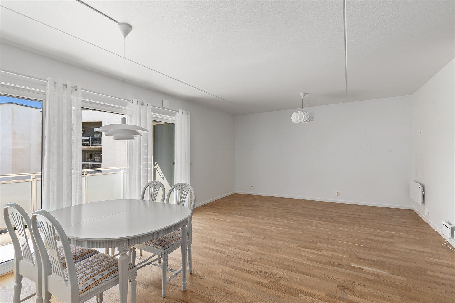 Leiligheten er malt opp i lyse delikate farger på vegger himling, og har en gjennomgående parkett på gulvene. Det er store vindusflater i stue/kjøkken som gir rikelig med naturlig lys inn