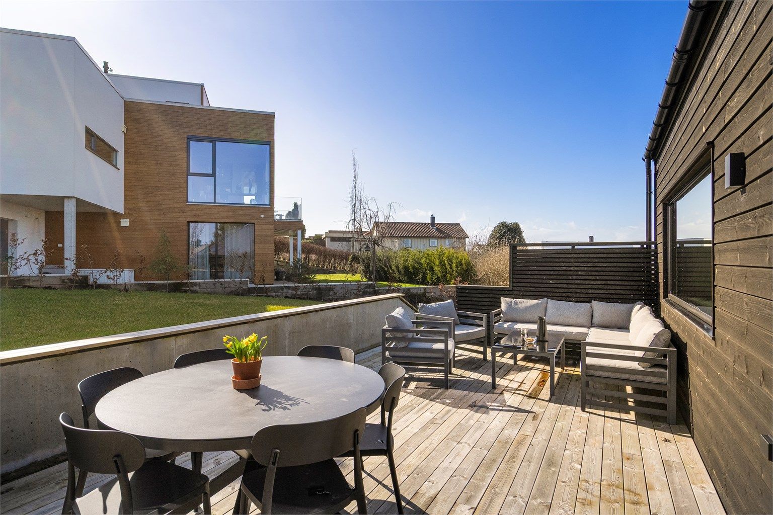 Fin hage og terrasse mot vest. 