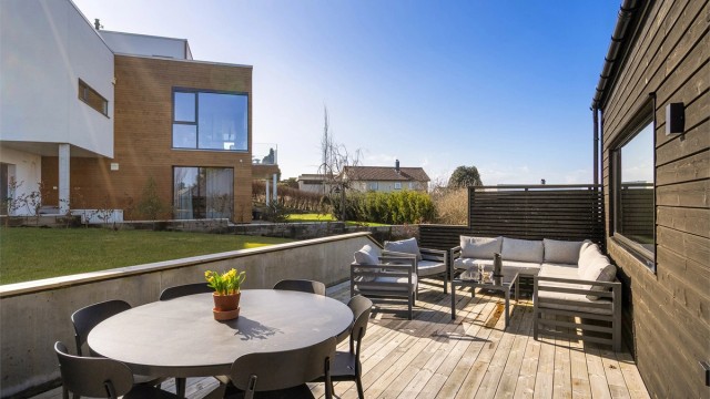Fin hage og terrasse mot vest.
