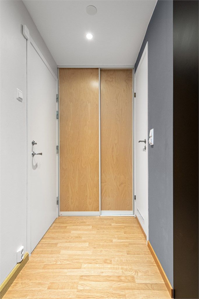 Entrè m/skyvedørsgarderobe - Inngangsdør til venstre og bad til høgre