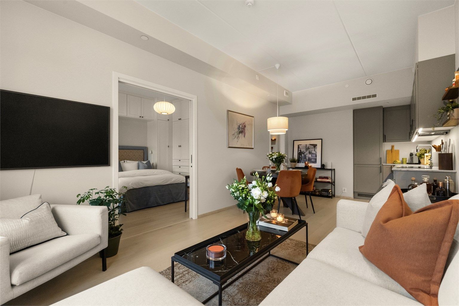 Leilighetens stue og kjøkken er i åpen løsning. 