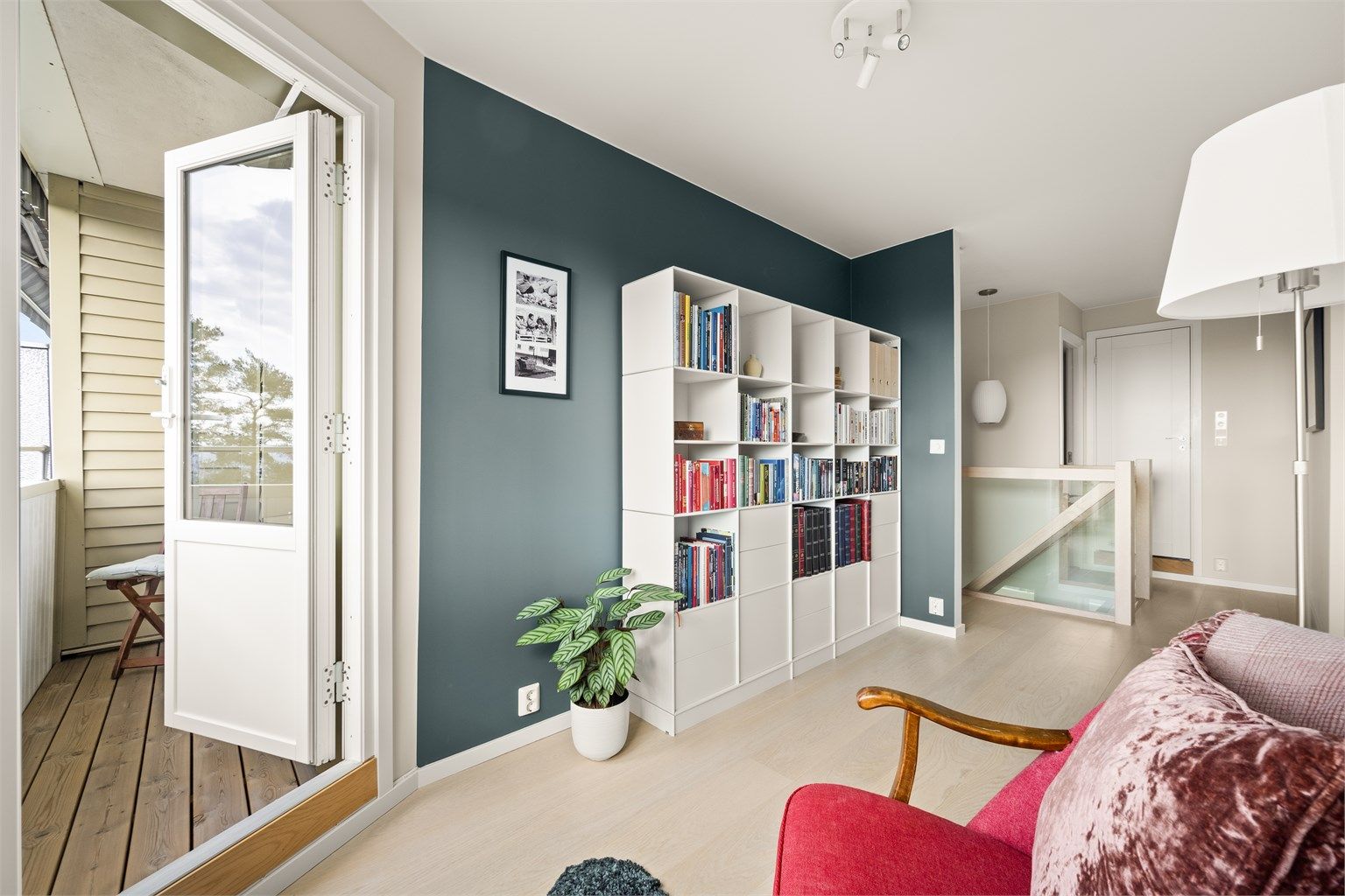 Fra rommet er det utgang til leilighetens andre balkong.