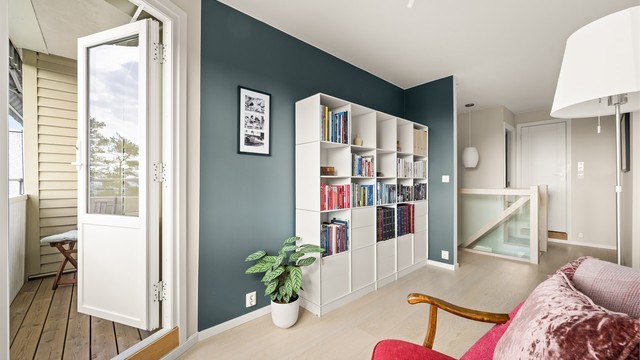 Fra rommet er det utgang til leilighetens andre balkong.