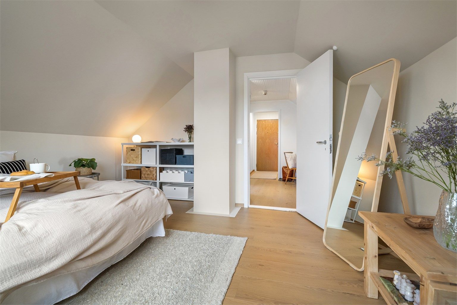 God plass til sofa og tv-seksjon om man heller ønsker en ekstra tv-stue. - perfekt for storfamilien med ungdommer i hus som trenger to stuer! 