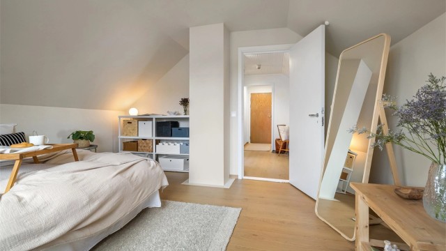 God plass til sofa og tv-seksjon om man heller ønsker en ekstra tv-stue. - perfekt for storfamilien med ungdommer i hus som trenger to stuer!