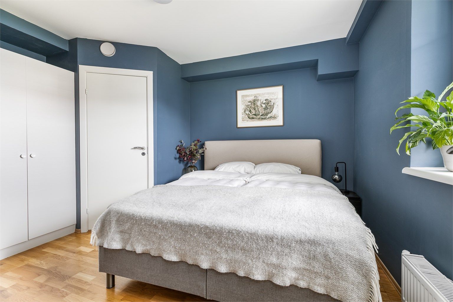 Leilighetens innvendige bod er tilknyttet soverommet og har tilkoblingsmulighet for vaskemaskin.