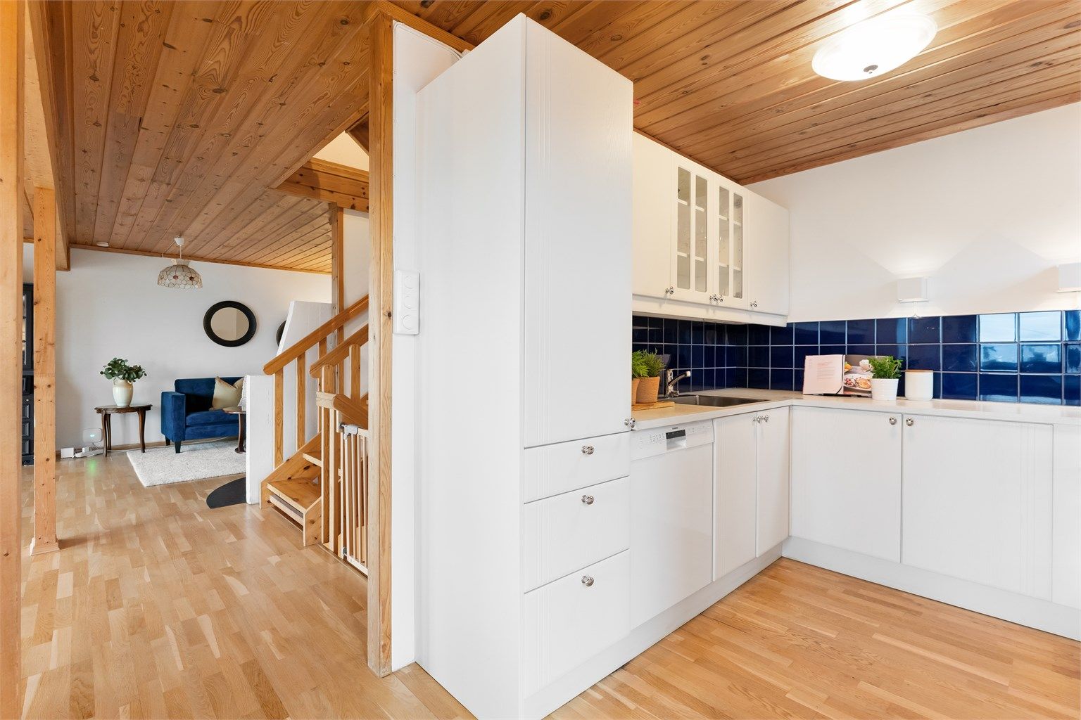 Ved spiseplassen finner du et pent kjøkken