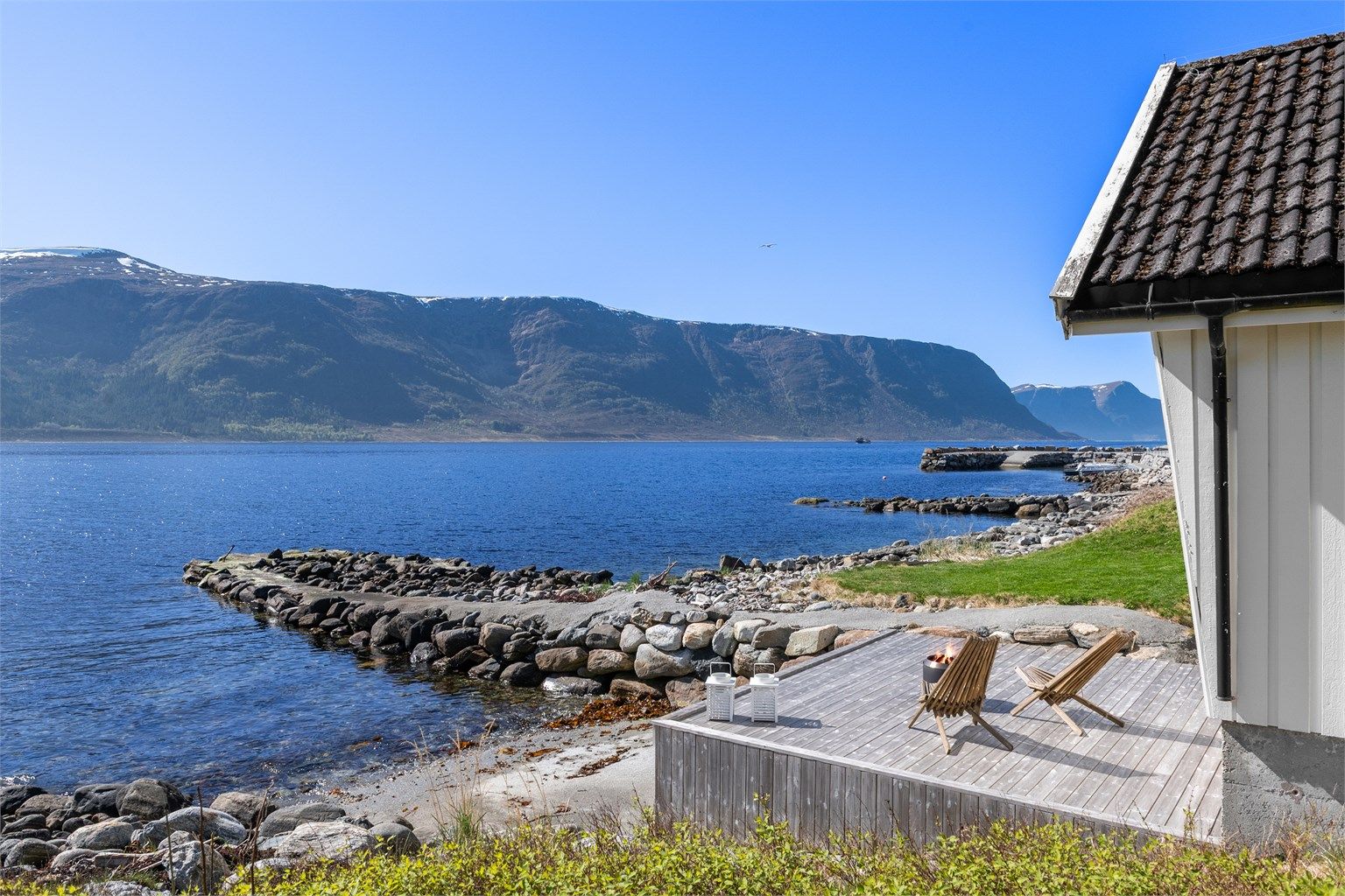 Flott utsikt fra naustet - naustet kan kjøpes i tillegg - kfr megler