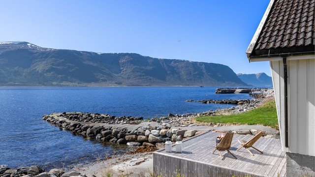 Flott utsikt fra naustet - naustet kan kjøpes i tillegg - kfr megler