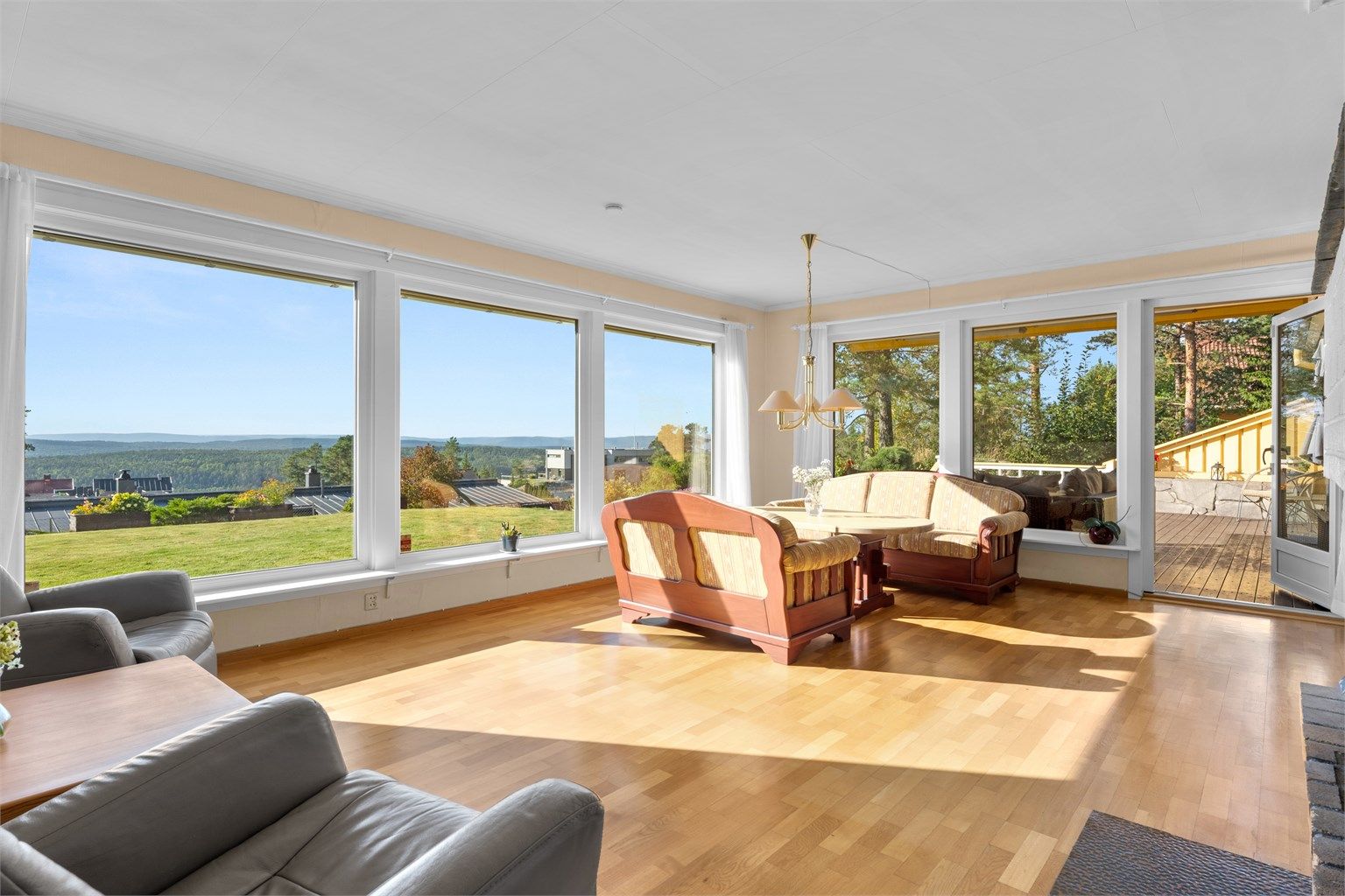 Velkommen til Stangåsveien 8A - Familievennlig enebolig med panorama utsikt og pent opparbeidet tomt på 1.620m².  Foto: Ohshots