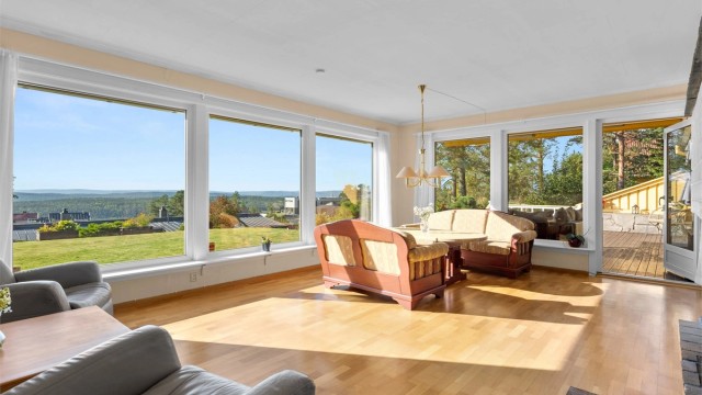Velkommen til Stangåsveien 8A - Familievennlig enebolig med panorama utsikt og pent opparbeidet tomt på 1.620m². Foto: Ohshots