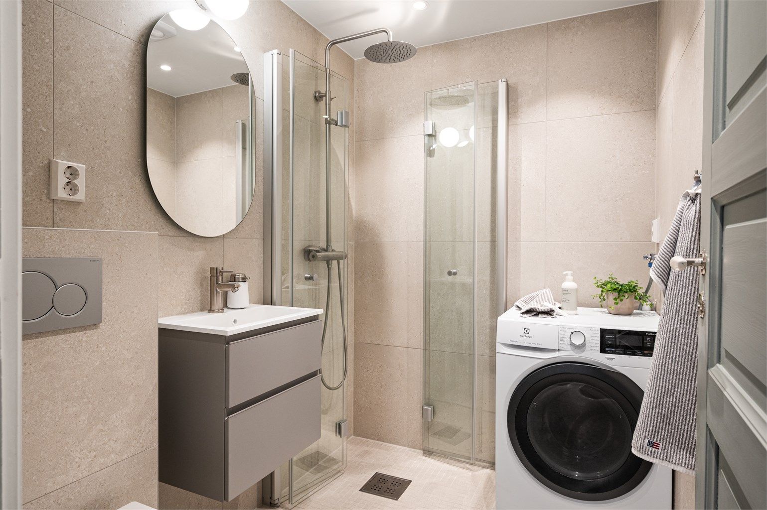 Badet ble pusset opp i 2021 i regi av borettslaget og har et tidløst design med lekre fliser. 