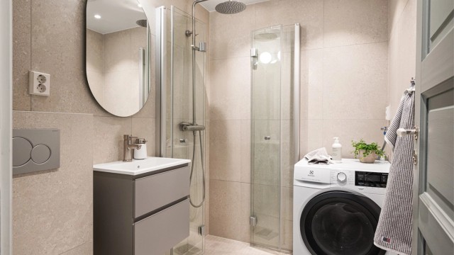 Badet ble pusset opp i 2021 i regi av borettslaget og har et tidløst design med lekre fliser.
