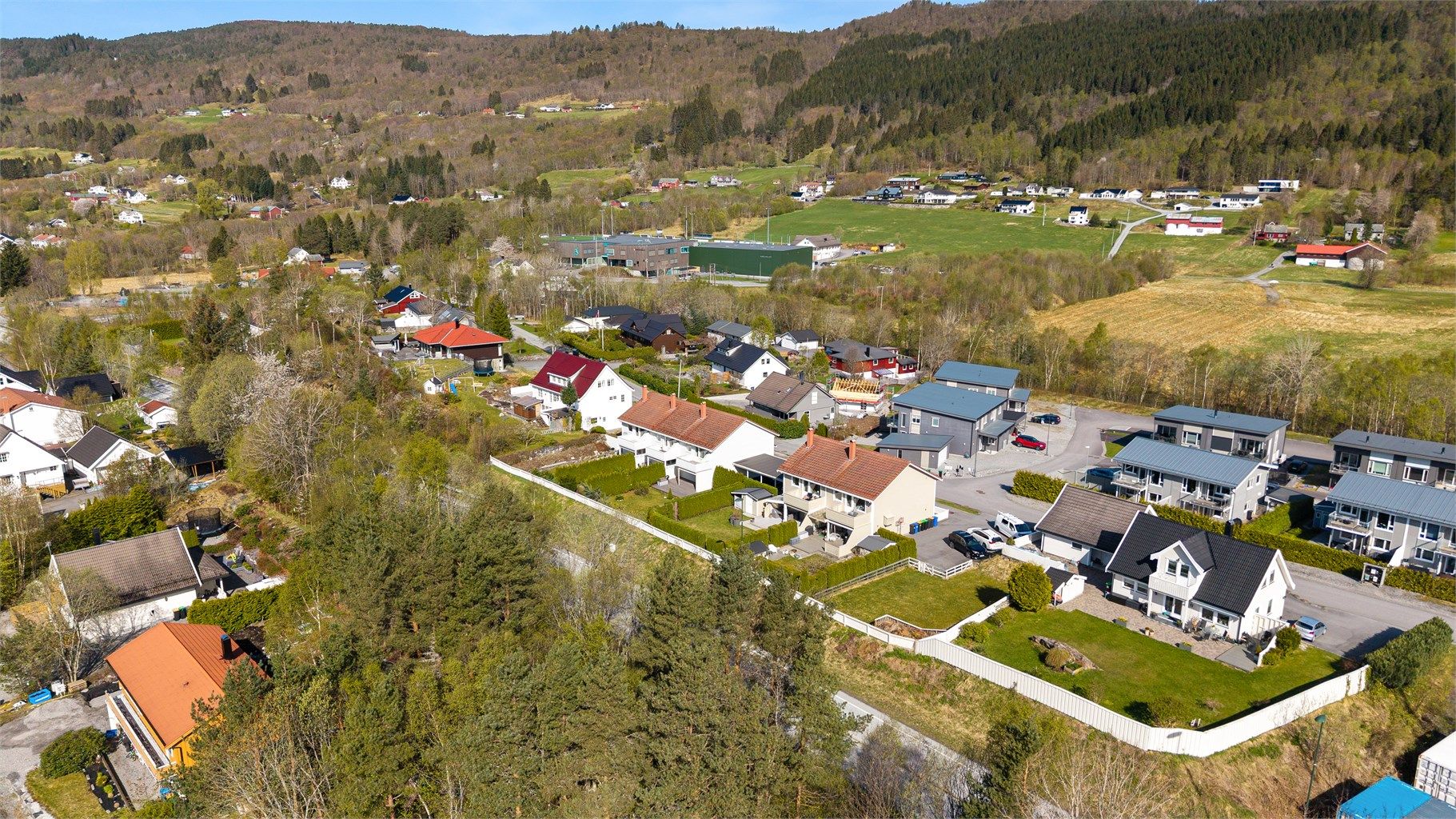 Fra eiendommen er det kun fem minutters gange til Emblem skule og Ebbegarden barnehage.