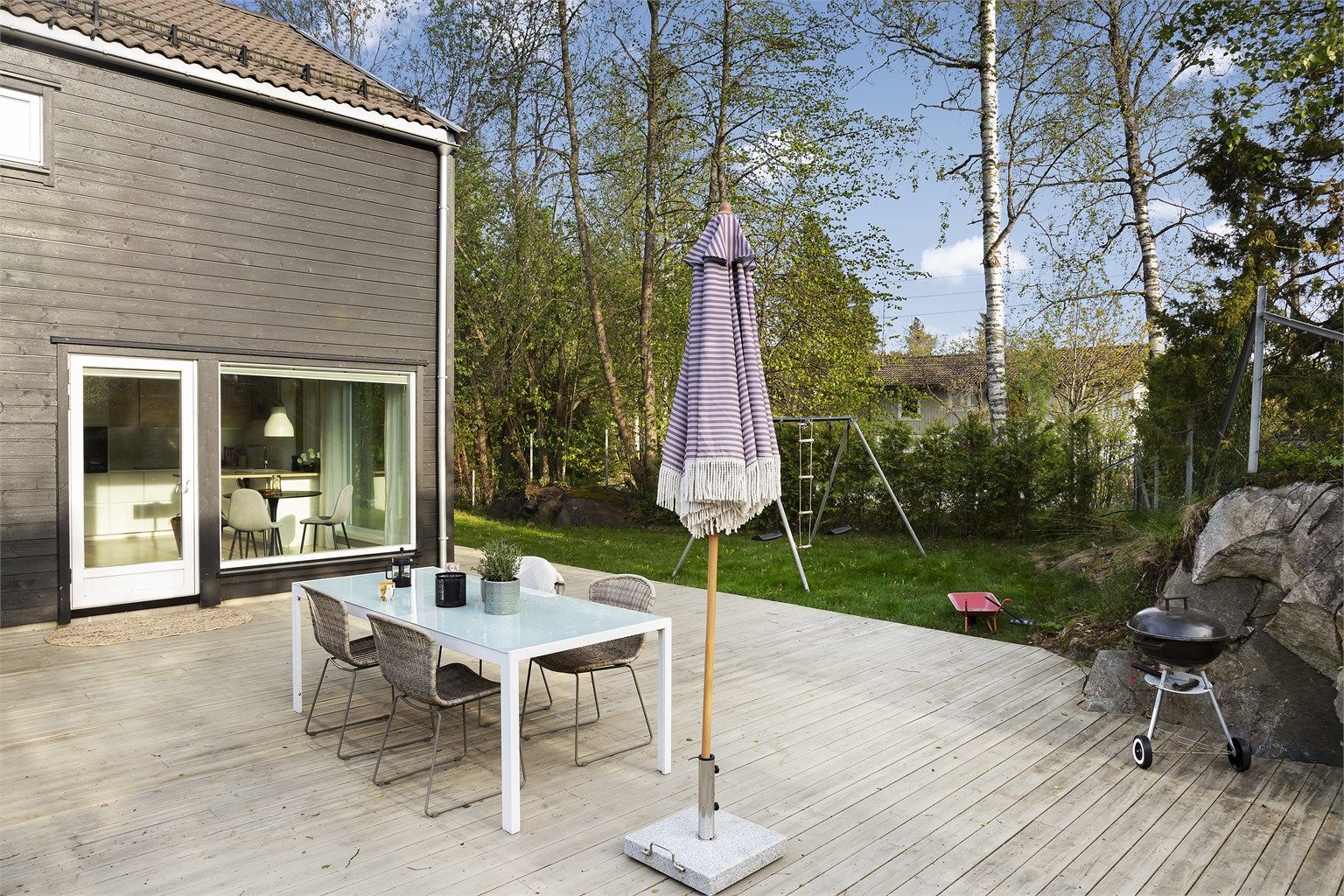 Markterrassen har god plass til både spisebord og loungegruppe.