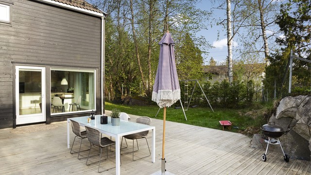 Markterrassen har god plass til både spisebord og loungegruppe.