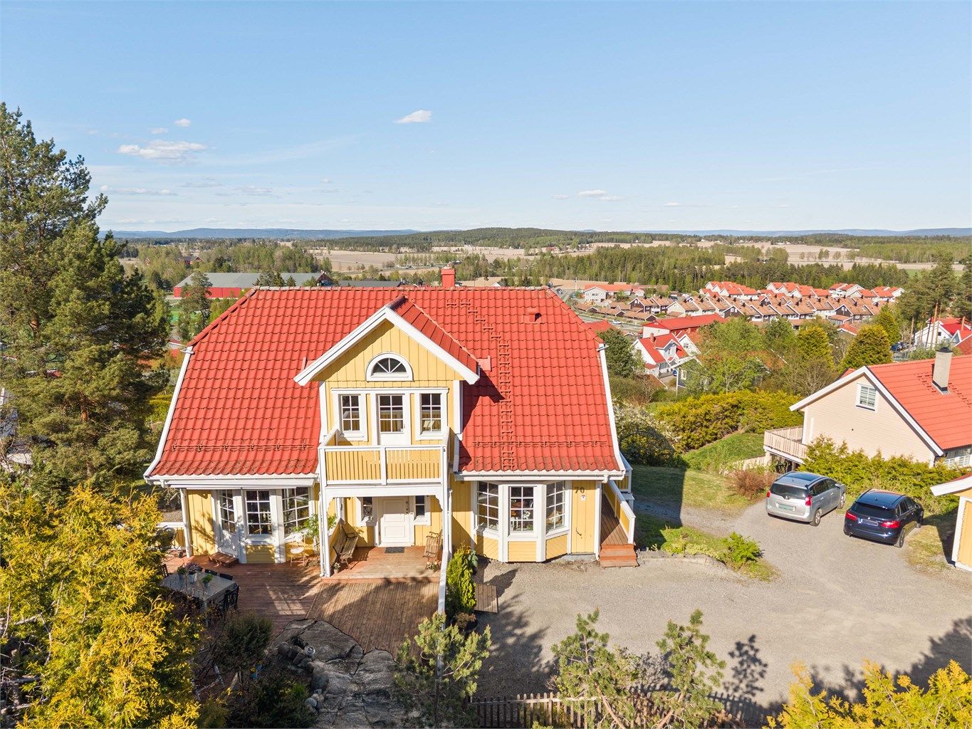 Eiendommen inkluderer en frittstående garasje på 34 m² med et innredet lagerloft.