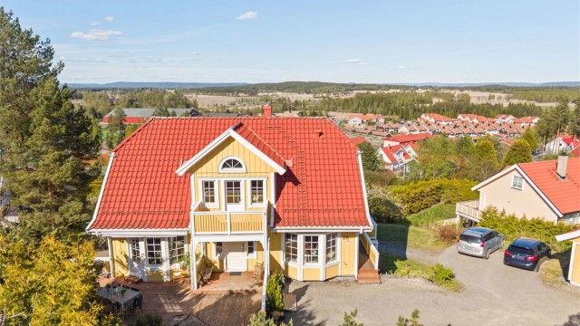 Eiendommen inkluderer en frittstående garasje på 34 m² med et innredet lagerloft.