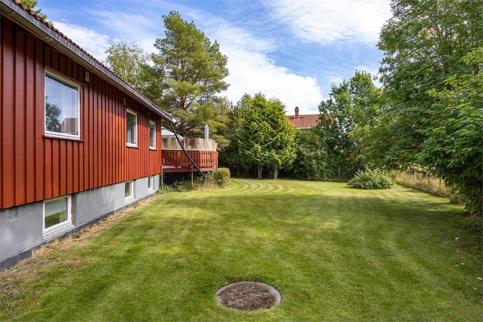 Den pent opparbeidede tomten gir en fin ramme rundt boligen.