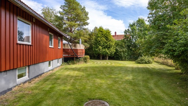 Den pent opparbeidede tomten gir en fin ramme rundt boligen.