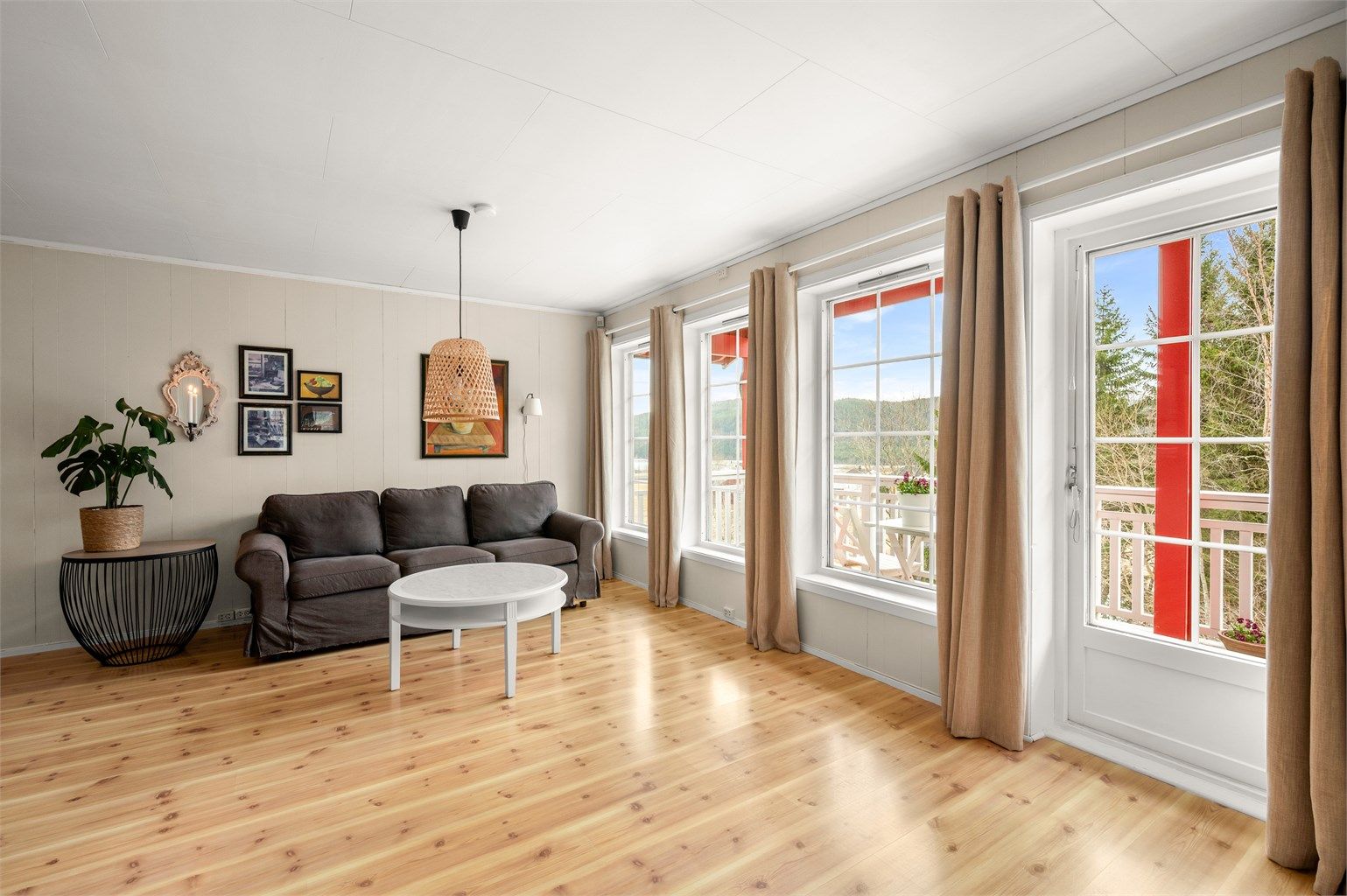 Fra stuen er det utgang til veranda, og rommet byr på en fin kombinasjon av gode lysforhold og utsyn mot naturskjønne omgivelser.