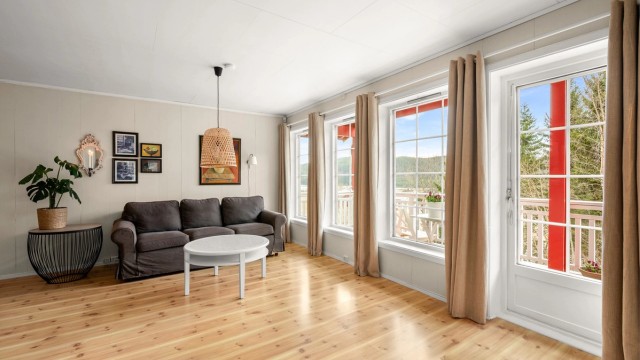 Fra stuen er det utgang til veranda, og rommet byr på en fin kombinasjon av gode lysforhold og utsyn mot naturskjønne omgivelser.