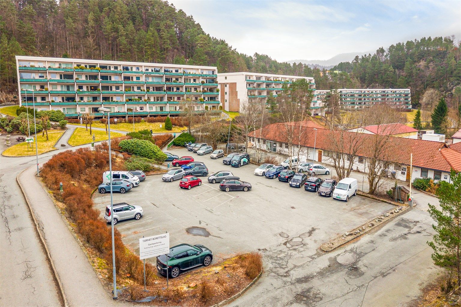 Fellesparkering med ca. 60 plasser. Førstemann til mølla prinsipp!