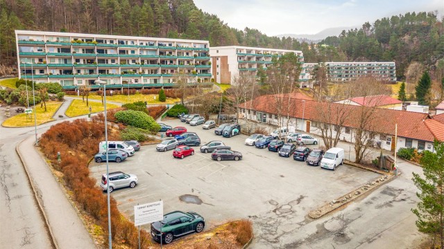 Fellesparkering med ca. 60 plasser. Førstemann til mølla prinsipp!