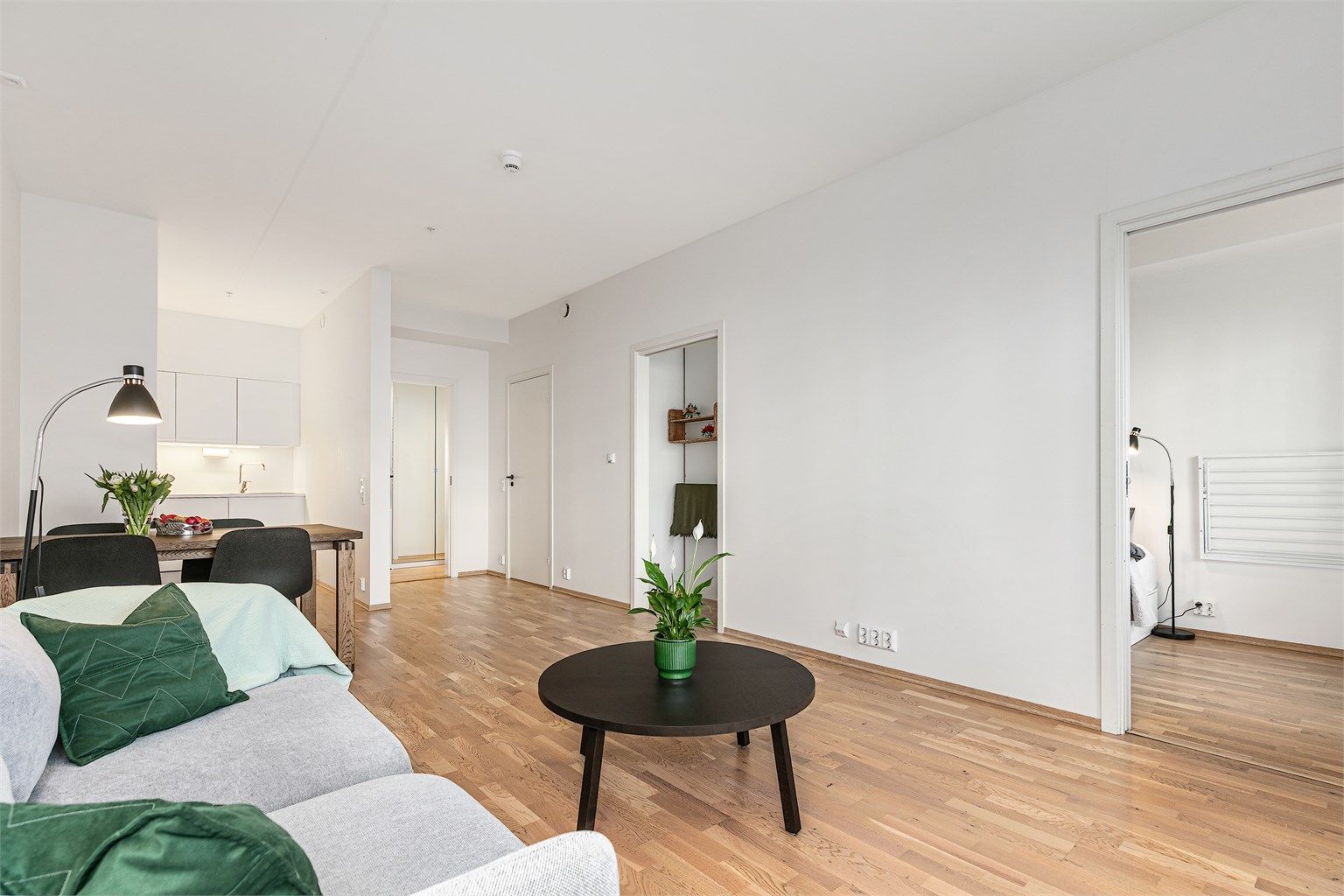 Leiligheten har parkett på gulv, og malte slette flater på vegg