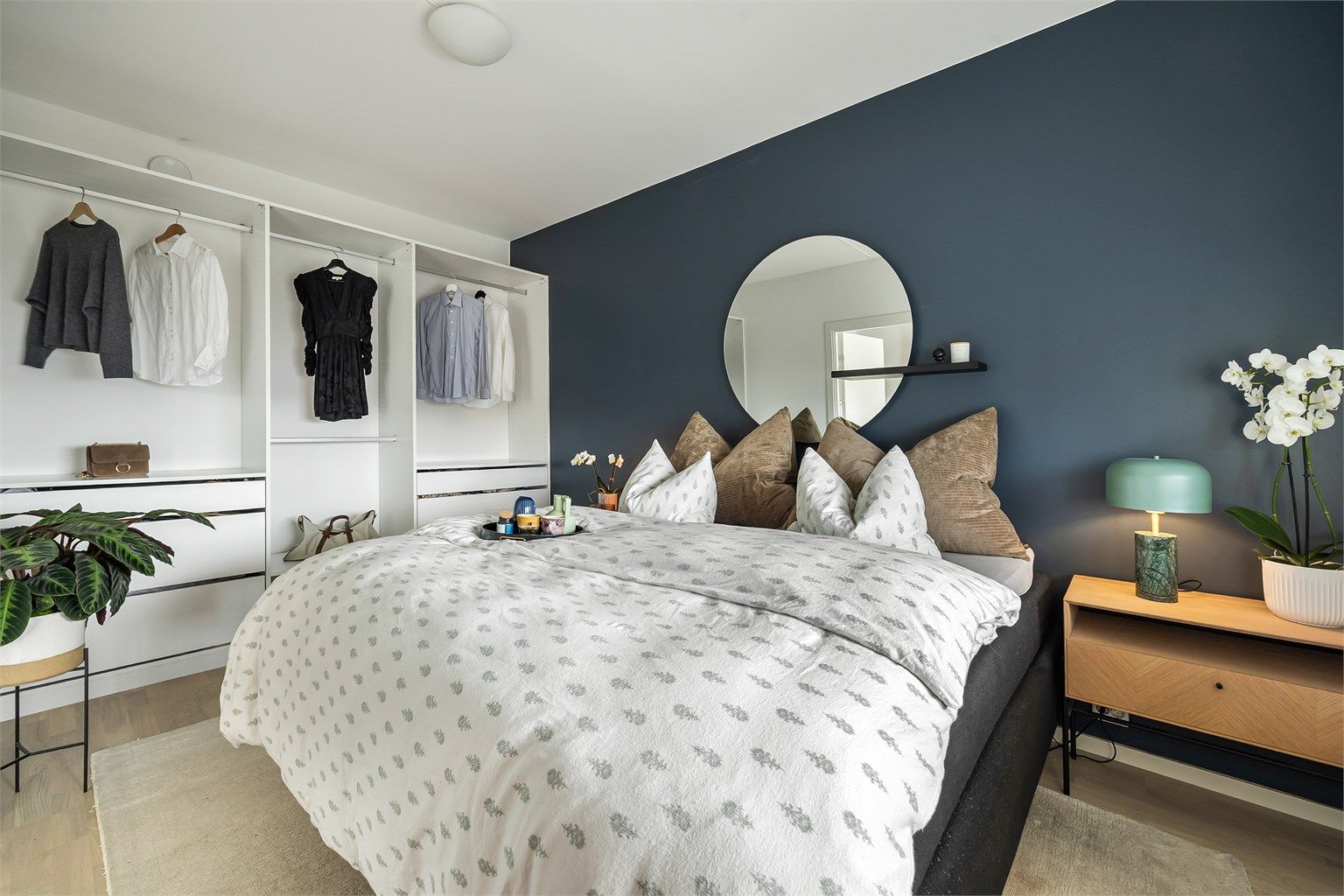 Hovedsoverommet, som er plassert ved siden av stuen, har en romslig og åpen garderobeløsning med klesskinner og skuffer.