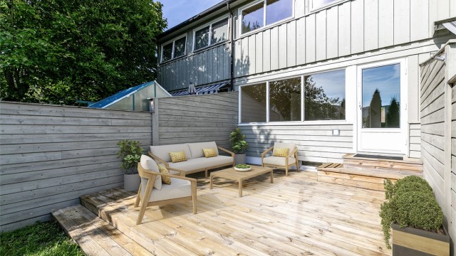 Rekkehuset inneholder en familieorientert planløsning over totalt tre etasjer og er ledig for rask overtakelse. Bildet er digitalt stylet.