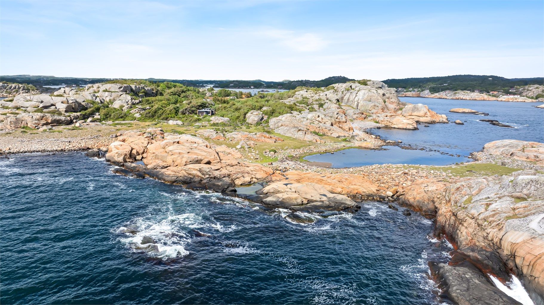 Hoppøya – en fredelig og ettertraktet øyperle midt i vakre Viksfjord. Hytta er omkranset av stille skog, svaberg og glitrende sjø – med utsikt hele veien ut mot havgapet og mektige Skagerrak.