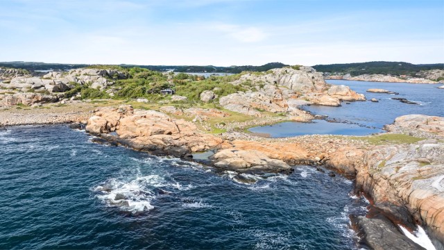 Hoppøya – en fredelig og ettertraktet øyperle midt i vakre Viksfjord. Hytta er omkranset av stille skog, svaberg og glitrende sjø – med utsikt hele veien ut mot havgapet og mektige Skagerrak.