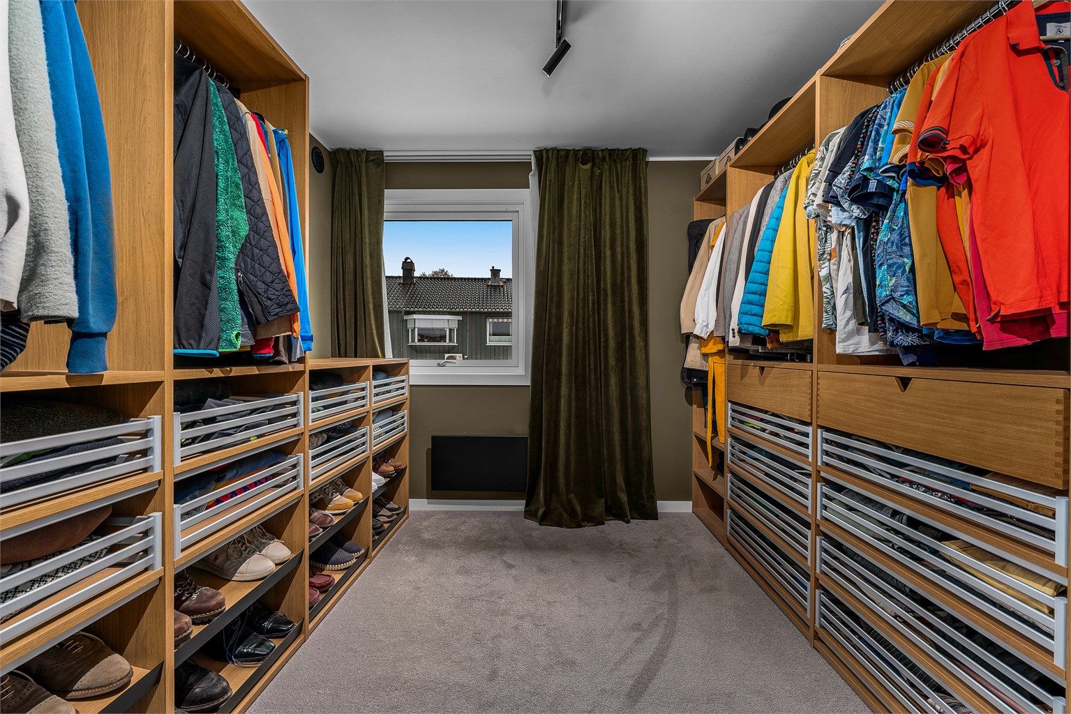 Opprinnelig soverom - innredet garderobe