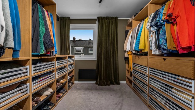 Opprinnelig soverom - innredet garderobe