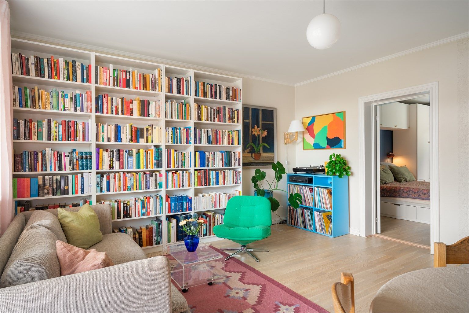 Stuen er et sosialt samlingspunkt med plass til sofa, salongbord og TV-seksjon.