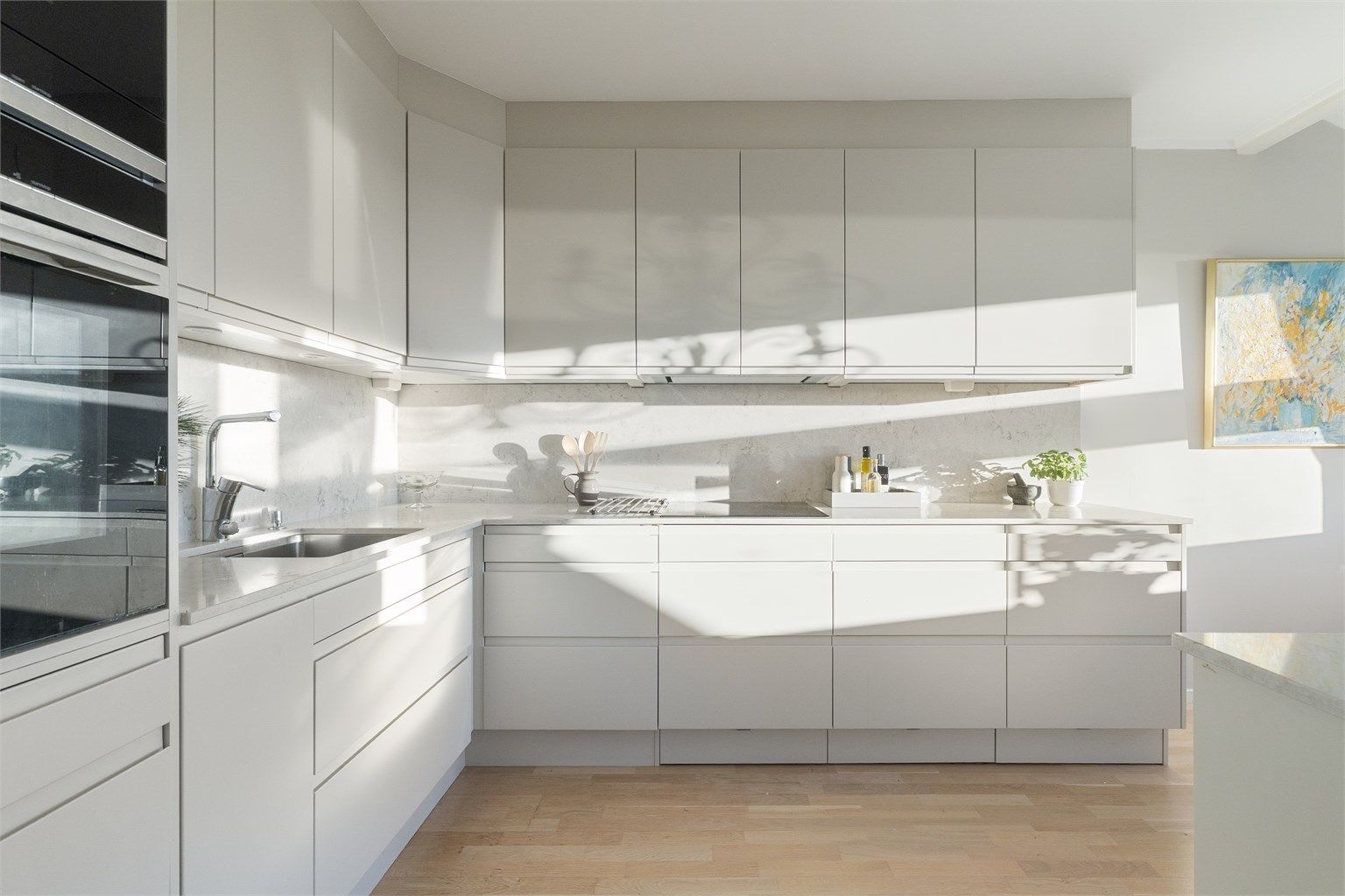 Moderne kjøkken med Sigdal-innredning fra 2017, slette fronter, benkeplater i kompositt og integrert oppvaskkum med ett-greps armatur.