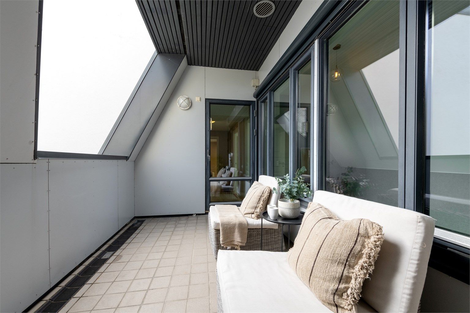 Den østvendte balkongen er en lun og privat uteplass, delvis under tak