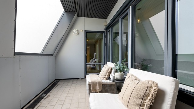 Den østvendte balkongen er en lun og privat uteplass, delvis under tak